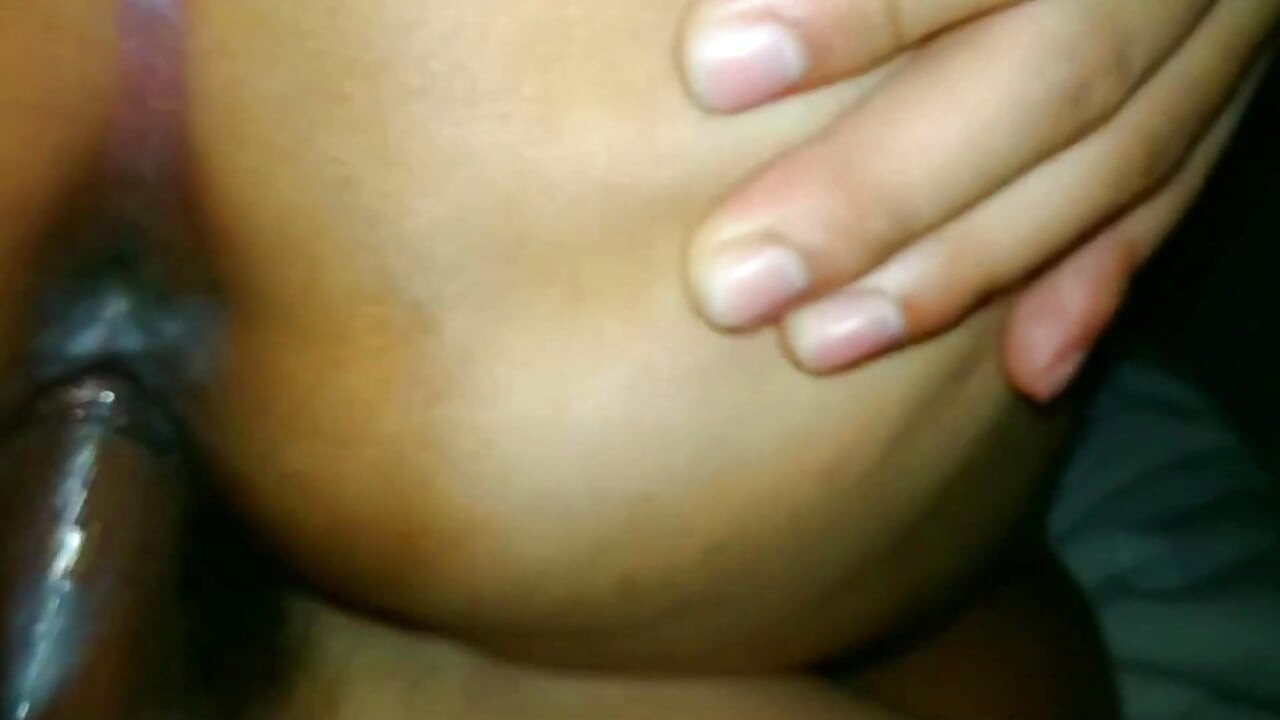 Nena indonesia caliente follando una gran polla hasta que se corre dos veces en su coño y en su boca.