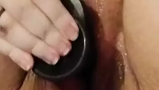 Niemiecka gruba dziwka wpuszcza dużego czarnego silikonowego kutasa w swoją mokrą cipkę