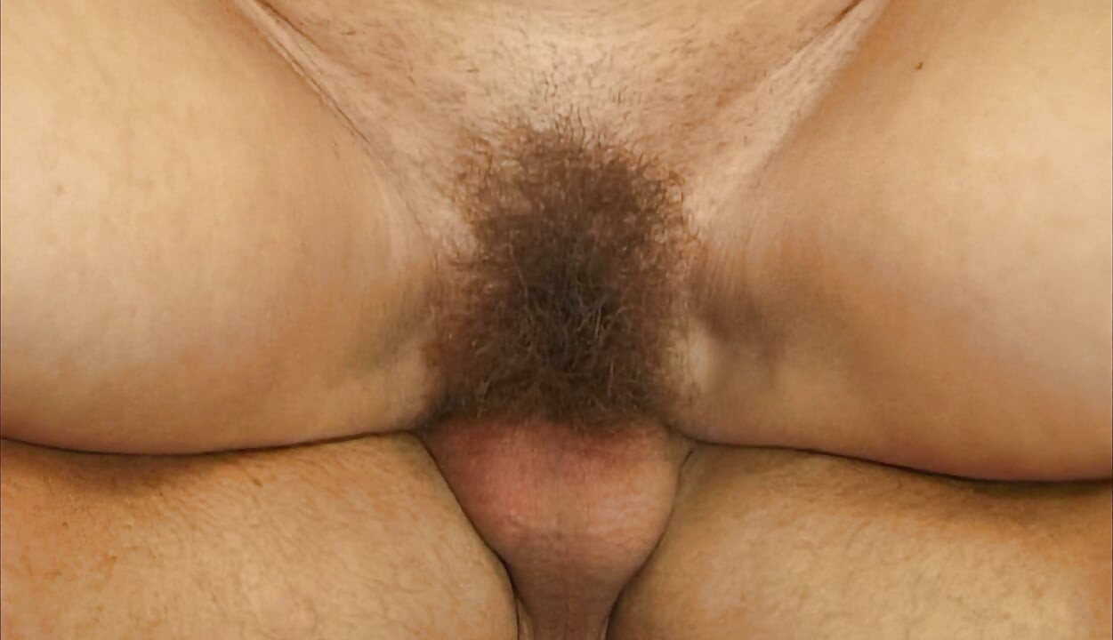 GILF Berkongsi Kote Tebal dalam Threesome Liar