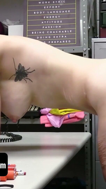 가게에서 물건을 훔치다 들킨 뛰어난 금발 선생님이 보안요원에게 징계를 받는다 | 클립 2