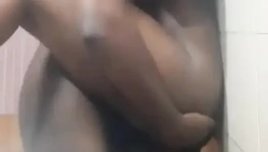 Девушку Mallu жестко трахнули в публичном туалете