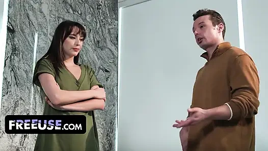 Unhinged Lana Smalls ходит по улицам обнаженной, пока Джонни Палмс не поймает ее
