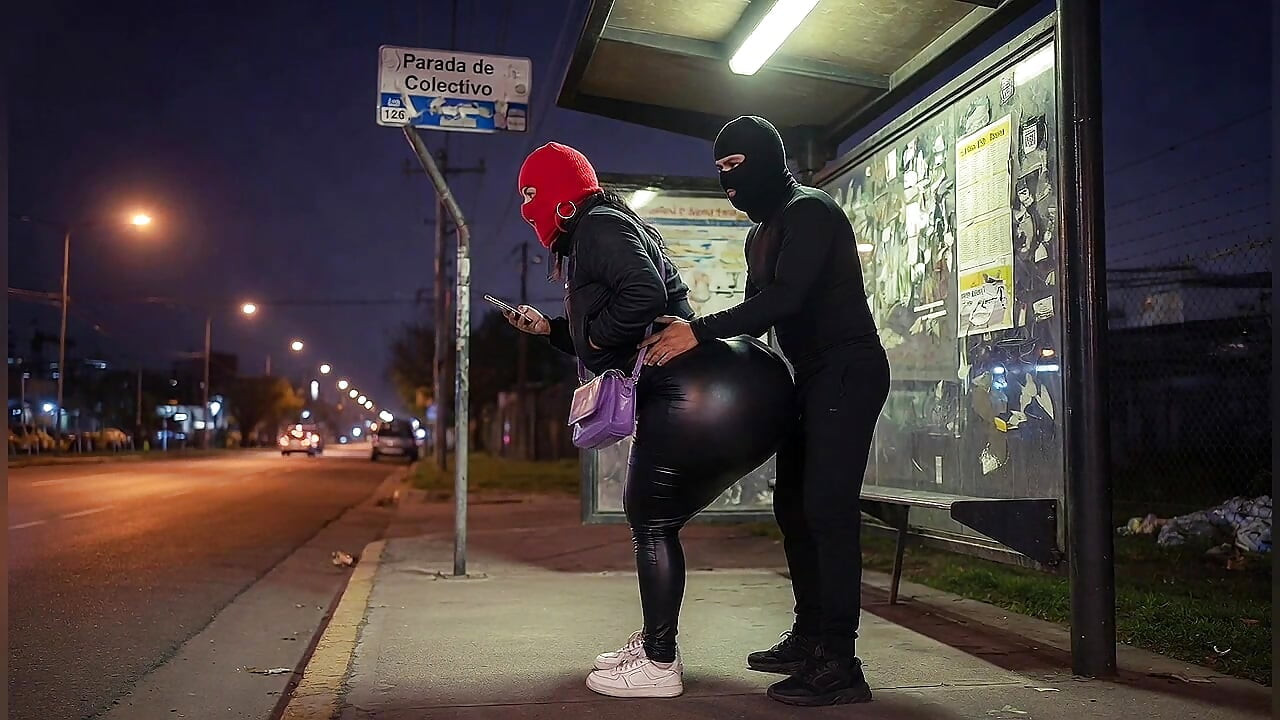 Femeie latino cu curul mare în pantaloni de piele strâmți la stația de autobuz se dezbracă până la tanga din piele neagră