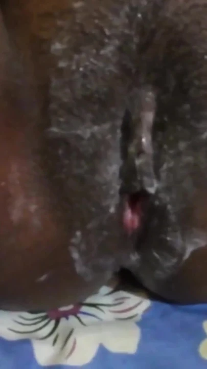 Momento emocional do "Segurança do Albergue para que Sneha colocando pepino dentro então ele a ajuda a fazer isso e fazê-la"