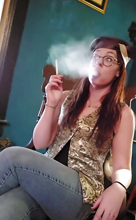 Siêu tuyệt vời của 1920 hat, vest, quần jean. và một điếu thuốc.