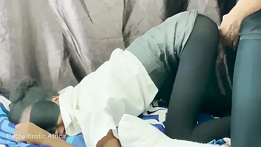 Zierliches afrcan teen versucht anal nach muschi ficken