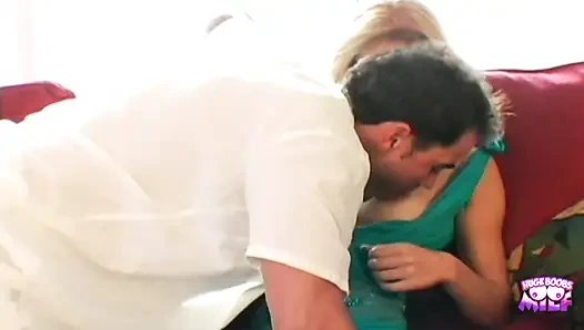 Tante seksi ngentot ganas sama cowok latino!