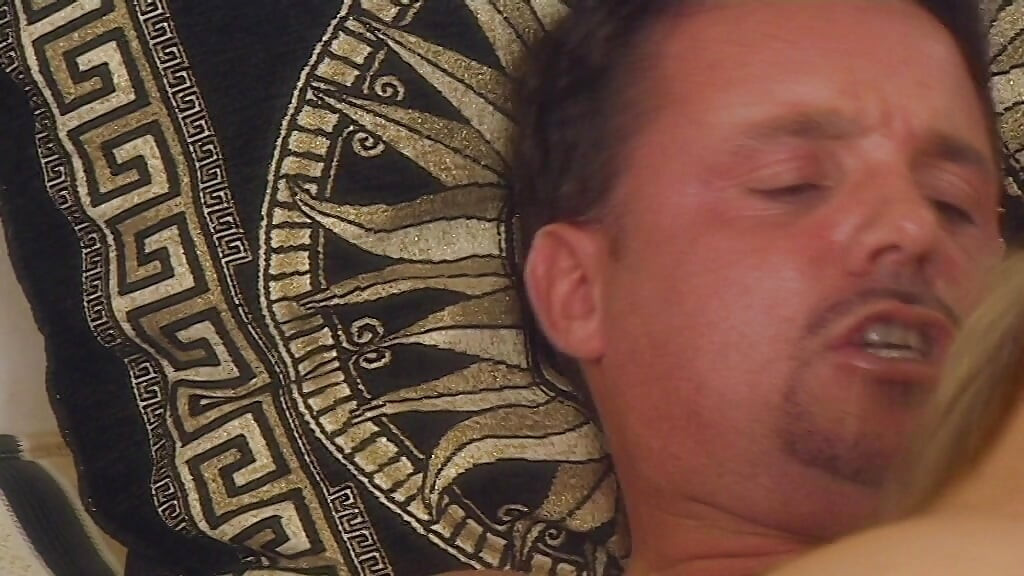 فتيات شقراوات يمارسن الحلق العميق ويركبن الأزبار في حرارة المنحرفين