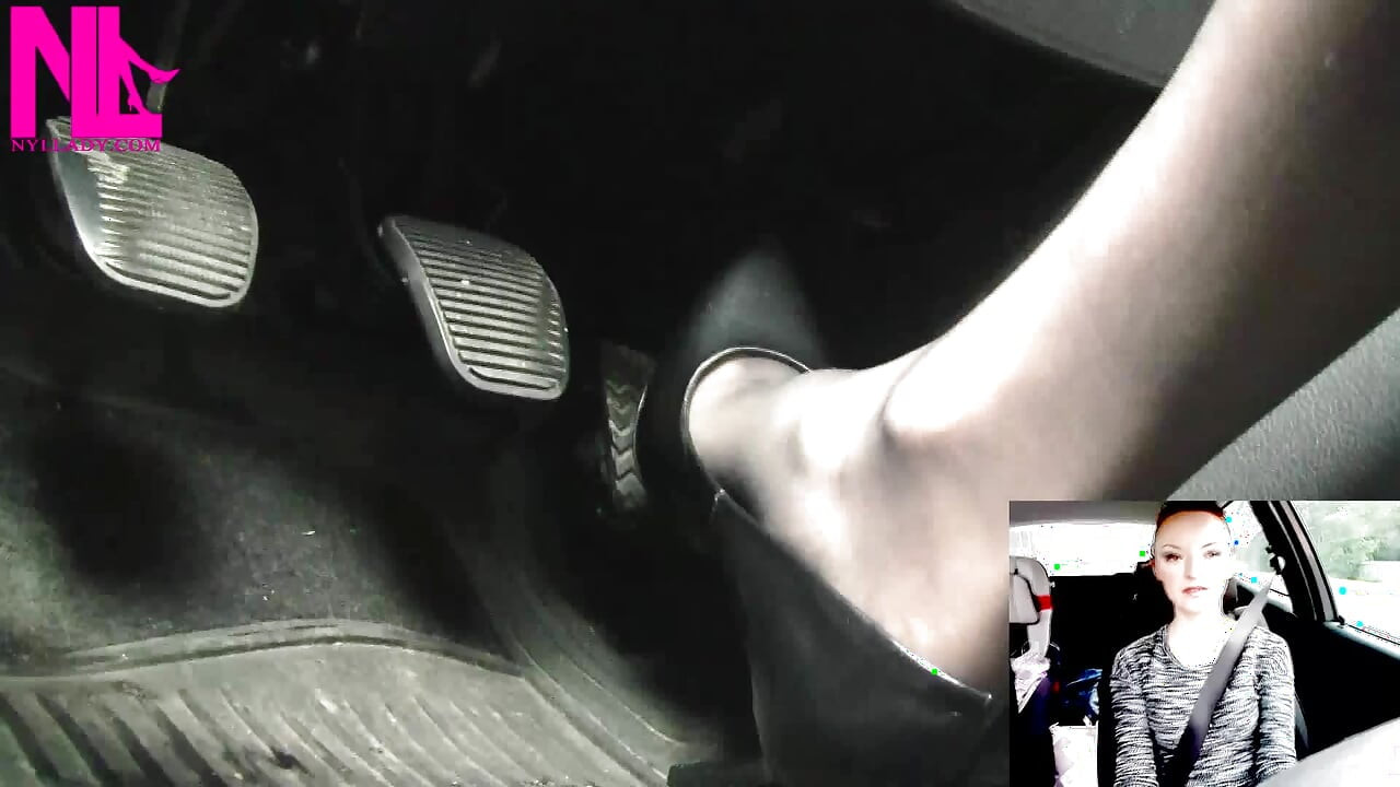 Dirigindo em Grey Pattent Pumps on My Hosed Feet