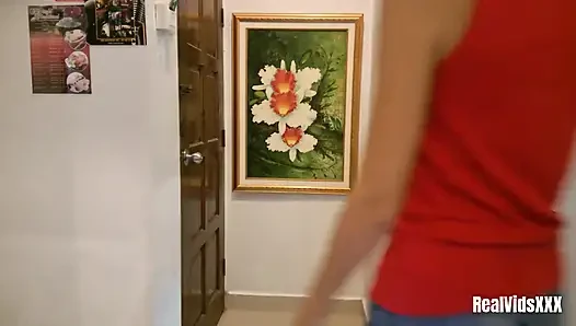 Kocası eve dönmeden önce komşumu koridorunda çabucak sikiyorum