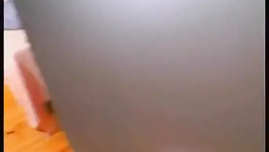 Büyük memeli esmer amcığını parmaklıyor ve sikiyor ve boşalana kadar yarak sıvazlıyor