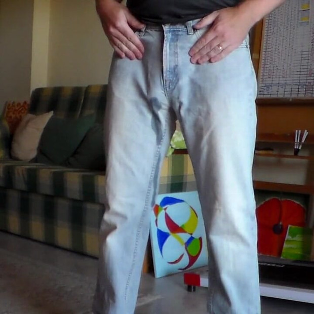 ジョンはジーンズの中でおしっこをしている