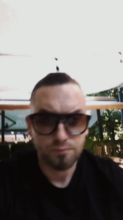 Mata biru, pikiran yang tajam, energi dominan.