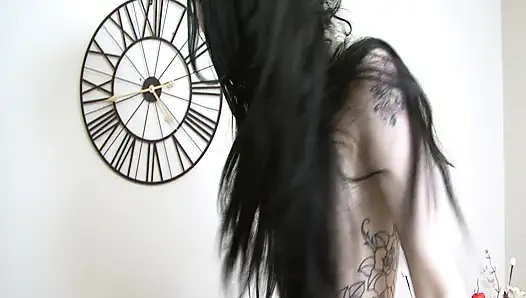 Dövmeli esmer kanepede parmaklanıyor ve sert boşalıyor