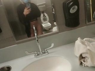 公衆トイレで露出するシルバパート2