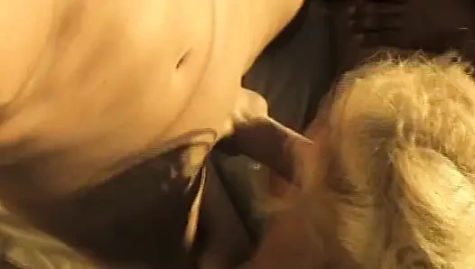 Ateşli sarışın yarak emiyor ve amını yediriyor