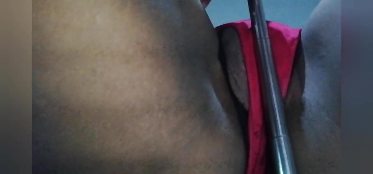 ep9 Desi styvmamma hittade styvsonens kamera och hon strippar för honom att se Pussy Show börjar lägga på sängen börjar hennes bröst jobb