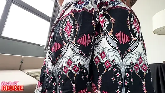 Istri nakal ini nggak bisa mencukur bulu jembut lebatnya di rumah suami