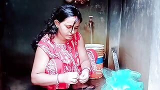 A kiéhezett indiai bhabhi játék közben mélyen szopja a devarját