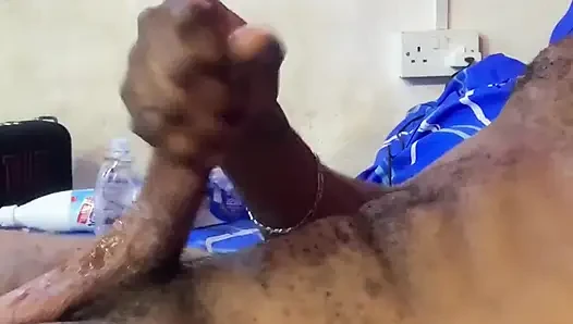 Ateşli formda kıllı vücut ve güzel sert yarak