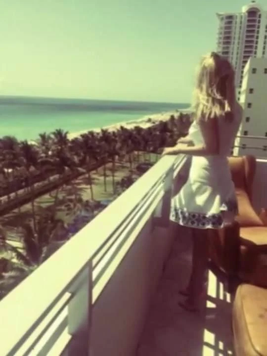Reese Witherspoon in white dress 03