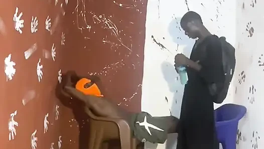 Brown eve geri dönüyor ve üvey babası ve üvey babasıyla çok iyi tanışıyor