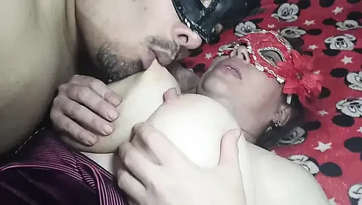 Memberi makan suamiku dengan payudara besarku