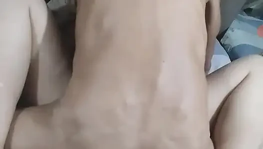 Memakan memek basah dan menyenangkan istriku yang lain