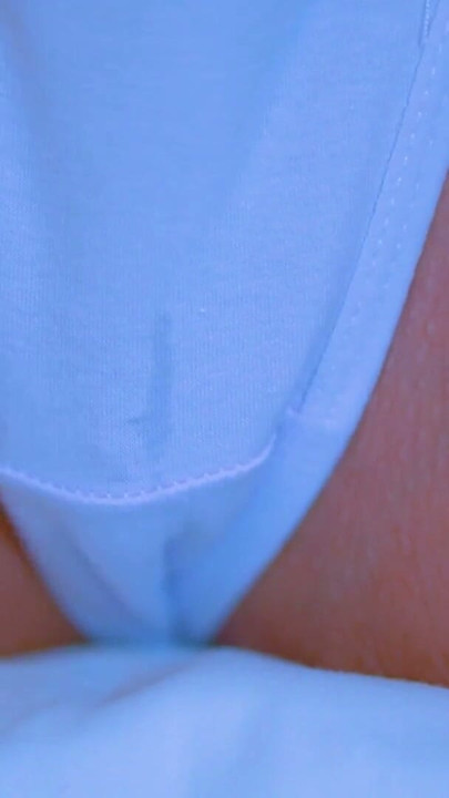 Seksi Latin kız mavi elbisenin altında beyaz tangayla büyük yuvarlak kıçını sergiliyor | Bölüm 1