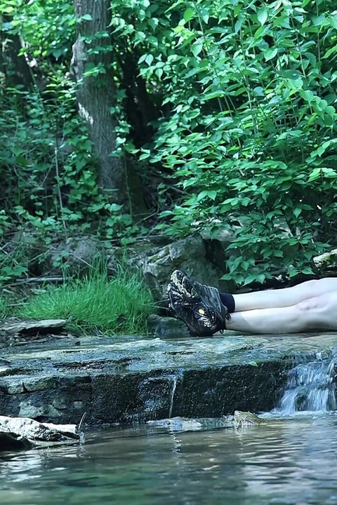 在瀑布边弯曲, 试图偷偷溜溜来一个私人时刻...