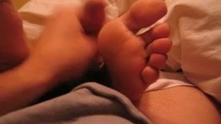 Сперма на пальцах ног жен