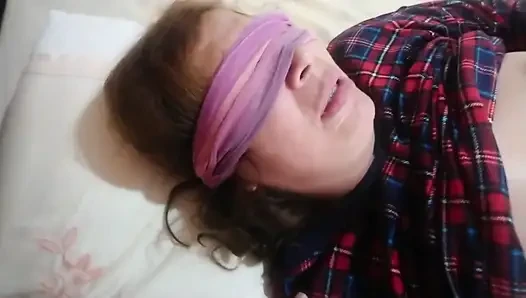 Üvey oğul yarağını üvey annesinin ağzına sokuyor