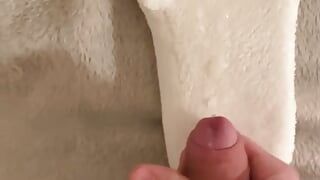 Éjaculation sur blanc vs pantoufle