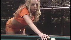 Une blonde à forte poitrine se fait doigter le trou du cul et fourrer un bâton de piscine