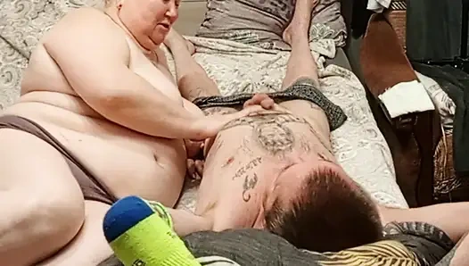 der morgen begann mit einer massage und einem tiefen blowjob mit spermaschlucken von einer nachbarin