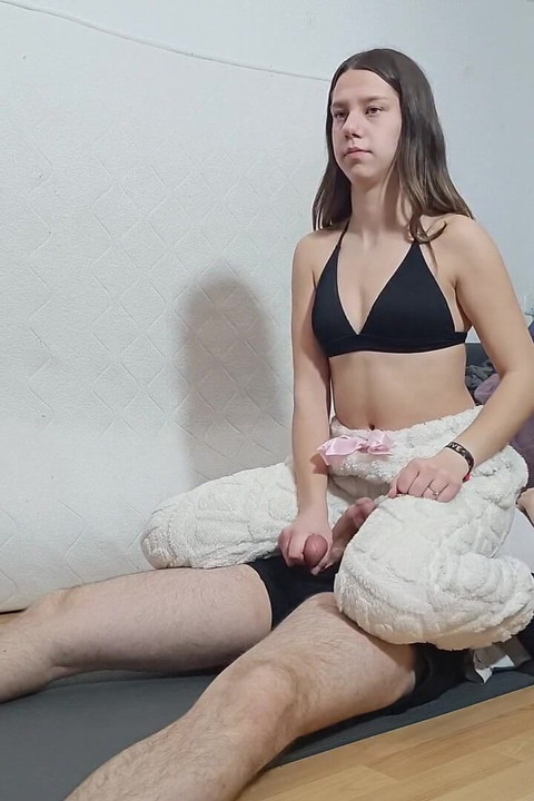 Тя смачка и разби топките ми