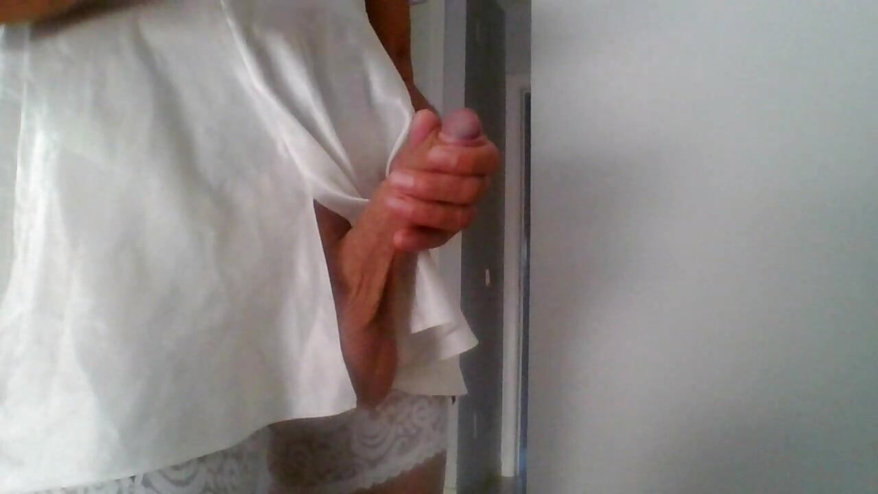 Wunderschöne weiße satin-dessous mit strapsen und spitzenstrümpfen