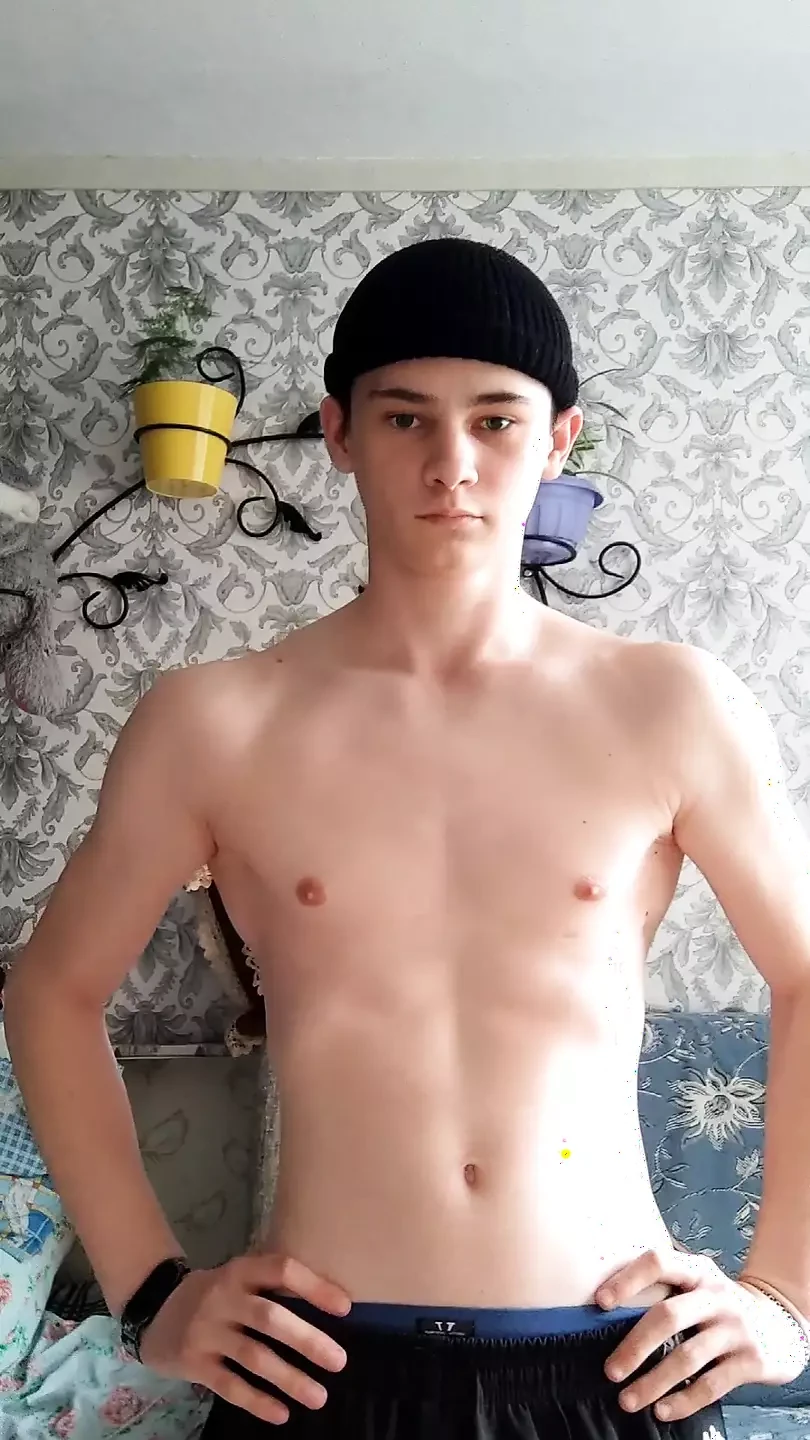 Striptis pertama