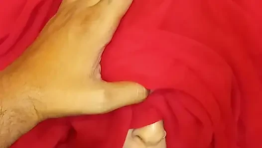Desi Bhabhi lutscht seinen schwanz an ihrem Suhagrat