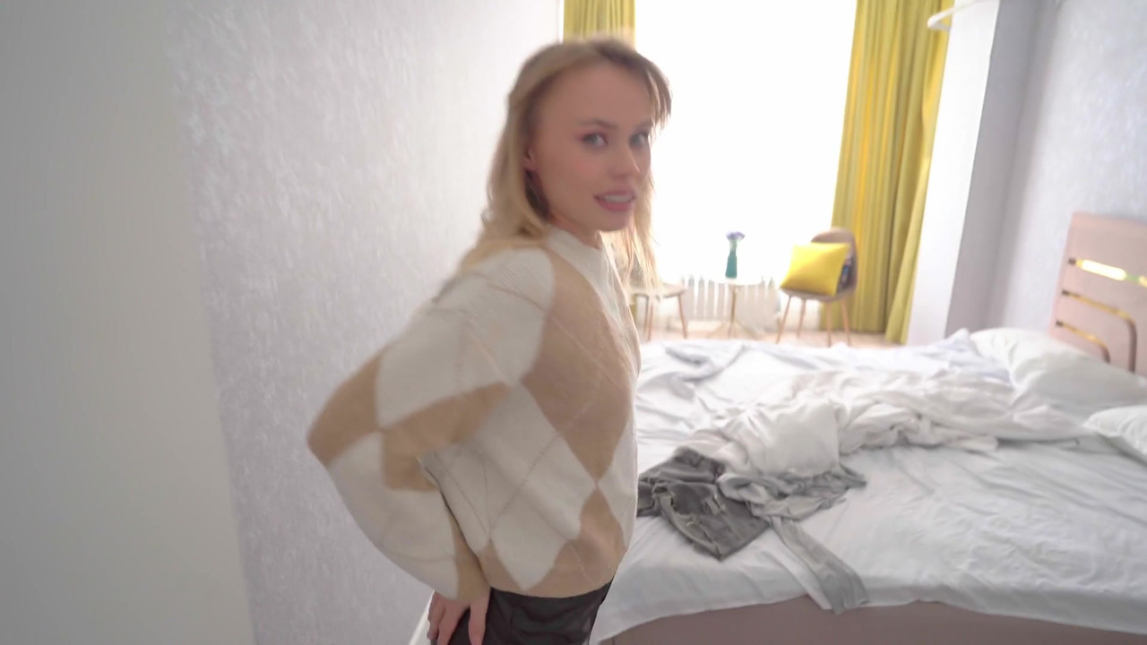 新来的女仆做不好，所以她不得不操她的小穴并在嘴里射精