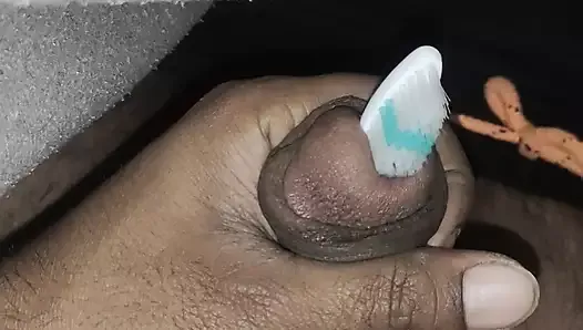 Une brosse à dents s’insère dans une bite