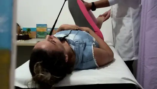 Unschuldige untersuchung wird wild - orthopäde verführt und fickt patienten