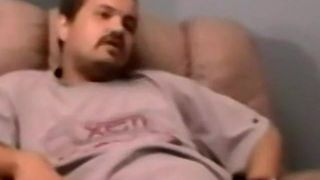 Пухлая мастурбирует его член в любительском видео и отсасывает черному гомо в любительском видео