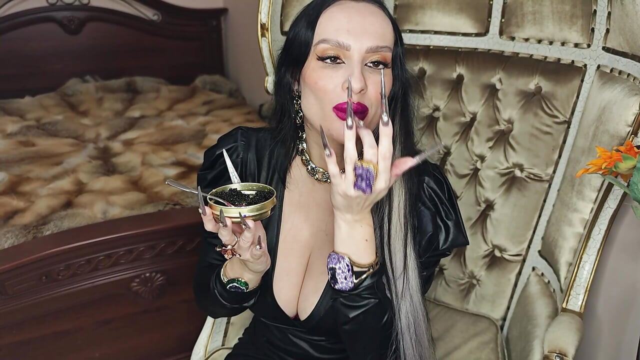 Siyah Havyar Yiyorum, Son Derece Uzun Stiletto Tırnaklarıyla Seni Azdırıyorum Ve Seni aşağılıyorum