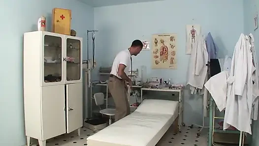 Ateşli hatun hastanede parmakla sikildikten sonra sert sikiliyor