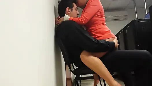 Aku nggak sabar nunggu lagi dan kami lagi asik di kantor!