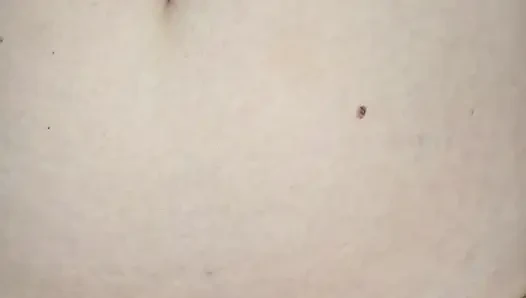 Orta yaşlı seksi kadın memelerini sikiyor ve yüzüne sert bir şekilde boşalıyor!