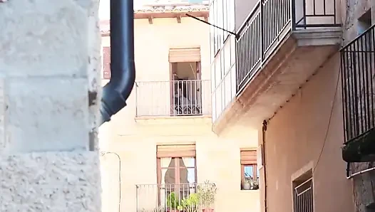 Bir komşu beni gözetliyor