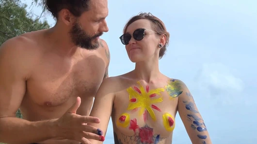 Bu striptiz Tic Tac Toe oyunu yaratıcılığı baştan çıkarma ile harmanlıyor