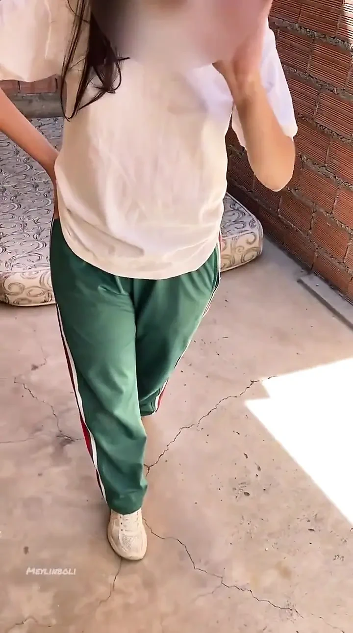 完整视频女学生在学校脱光衣服并被同学操